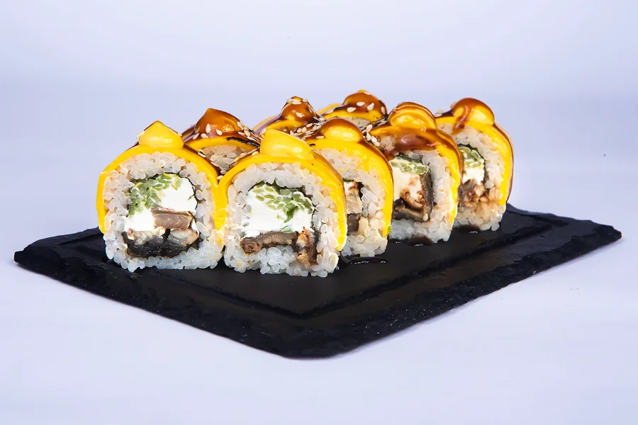 ჩედარის როლი (8 ნაჭერი) - შებოლილი გველთევზა, ჩედარი, ნაღების ყველი, ყველის სოუსი და ტერიაკი