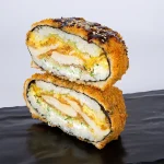 ქათმის სუში ბურგერი - ქათმის ფილე ტემპურაში, ჩედარი, ბოსტნეული და საფირმო სოუსები