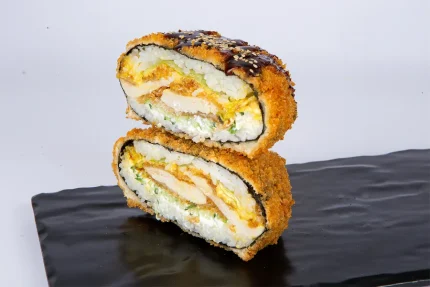 ქათმის სუში ბურგერი - ქათმის ფილე ტემპურაში, ჩედარი, ბოსტნეული და საფირმო სოუსები