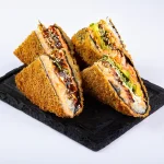 ორაგულის შემწვარი სენდვიჩი (4 ნაჭერი) - ახალი ორაგული, ავოკადო, კიტრი, ნაღების ყველი და ტერიაკი