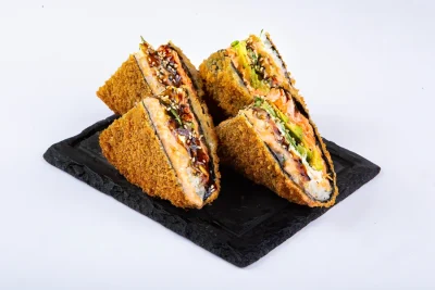 ორაგულის შემწვარი სენდვიჩი (4 ნაჭერი) - ახალი ორაგული, ავოკადო, კიტრი, ნაღების ყველი და ტერიაკი