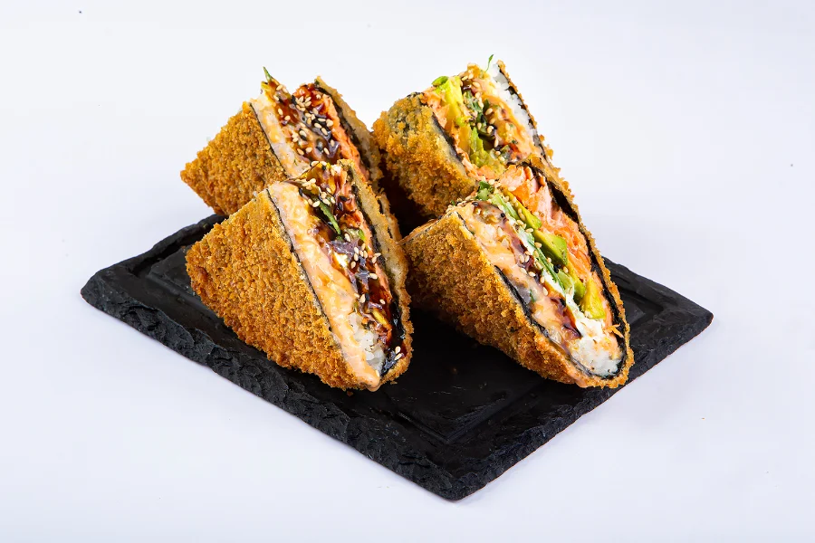 ორაგულის შემწვარი სენდვიჩი (4 ნაჭერი) - ახალი ორაგული, ავოკადო, კიტრი, ნაღების ყველი და ტერიაკი