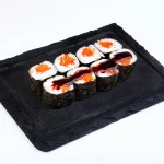 გეიშა მაკი (8 ნაჭერი) - ახალი ორაგული, ნაღების ყველი, ტობიკო, ტერიაკის სოუსი და ბრინჯი