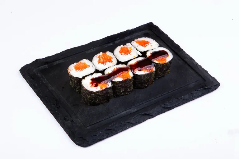 გეიშა მაკი (8 ნაჭერი) - ახალი ორაგული, ნაღების ყველი, ტობიკო, ტერიაკის სოუსი და ბრინჯი