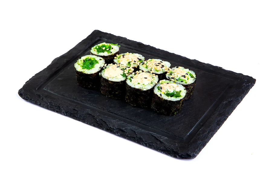 ჰიაში მაკი (8 ნაჭერი) - ზღვის წყალმცენარეები, ბრინჯი, სეზამის სოუსი და ნორი