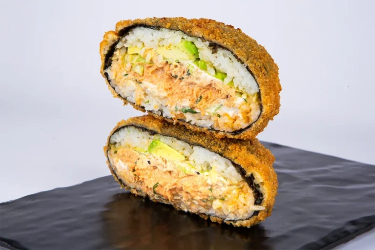 თინუსის სუში ბურგერი - დამარინადებული თინუსი, ავოკადო, ჰალაპენიო და სამი სახეობის ყველი