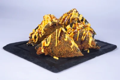 მიქს სენდვიჩი (4 ნაჭერი) - ახალი ორაგული, შებოლილი გველთევზა, ავოკადო, კიტრი და სამი სახეობის სოუსი (მანგო, ტერიაკი, ყველის)