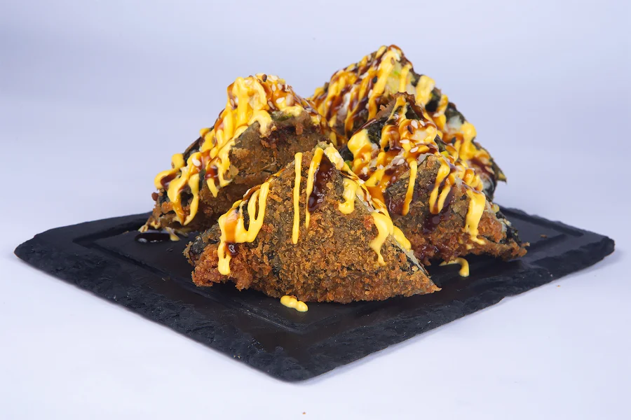 მიქს სენდვიჩი (4 ნაჭერი) - ახალი ორაგული, შებოლილი გველთევზა, ავოკადო, კიტრი და სამი სახეობის სოუსი (მანგო, ტერიაკი, ყველის)