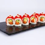 საკე კალიფორნია (8 ნაჭერი) - ახალი ორაგული, ავოკადო, კიტრი, ტამაგო, ცხარე და ტერიაკის სოუსი