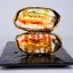 ორაგულის სუში ბურგერი - ახალი ორაგული, ტობიკო, მანგოს სოუსი და ავოკადო