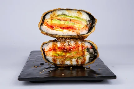 ორაგულის სუში ბურგერი - ახალი ორაგული, ტობიკო, მანგოს სოუსი და ავოკადო