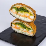 განსაკუთრებული სუში ბურგერი - ახალი ორაგული, კრევეტი ტემპურაში, ჰიაში სალათი და სეზამის სოუსი