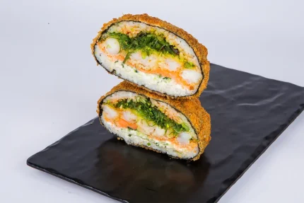 განსაკუთრებული სუში ბურგერი - ახალი ორაგული, კრევეტი ტემპურაში, ჰიაში სალათი და სეზამის სოუსი