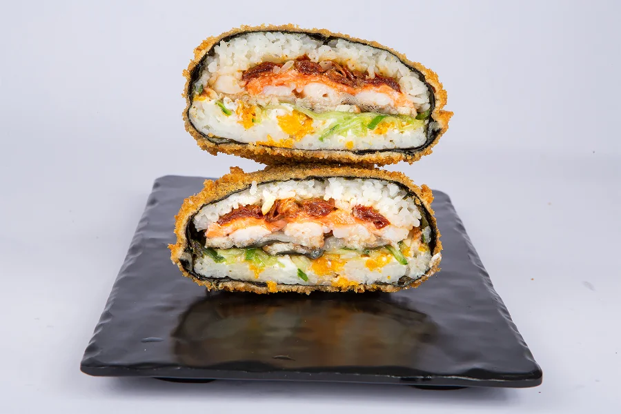 ტოკიო სუში ბურგერი - ორაგულის, გველთევზის და კრევეტის მიქსი, ნაჩოს ჩიფსები და სოუსები