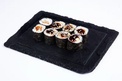 უნაგი მაკი (8 ნაჭერი) - შებოლილი გველთევზა, ბრინჯი, ნორი, ტერიაკის სოუსი და სეზამი