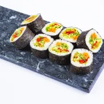 ვეგეტარიანული როლი (8 ნაჭერი) - ავოკადო, კიტრი, სტაფილო, ბულგარული, სალათის ფოთოლი და ტერიაკის სოუსი