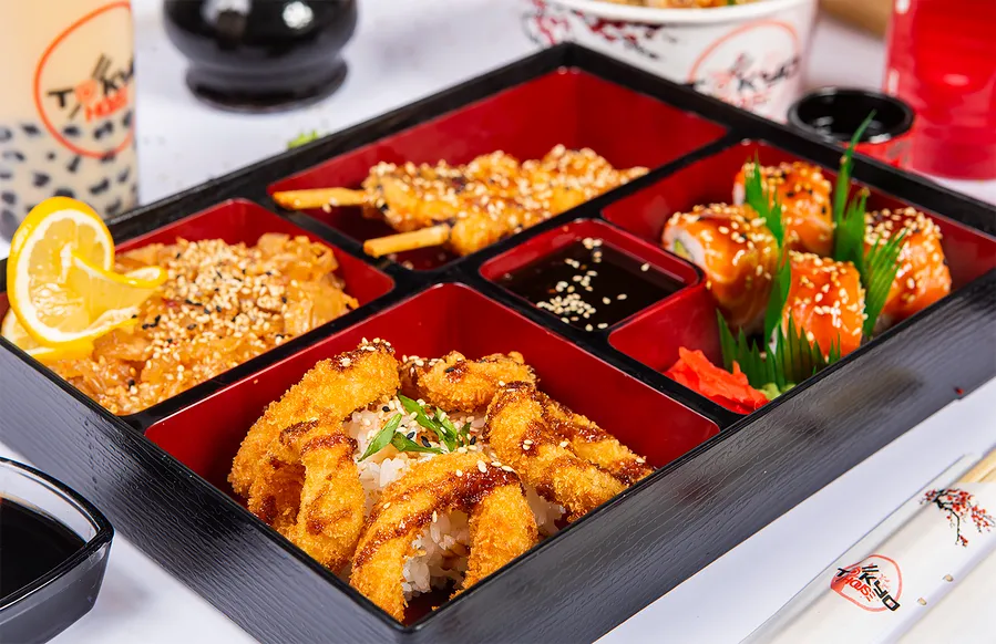 კალიფორნია სეზამით (8 ნაჭერი) - კრაბი, კიტრი, ავოკადო, თეთრი და შავი სეზამი