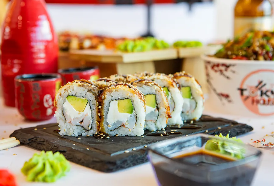 მწვანე დრაკონი (8 ნაჭერი) - კრევეტი ტემპურაში, ნაღების ყველი, კიტრი, ავოკადო, ტერიაკის სოუსი და სეზამი