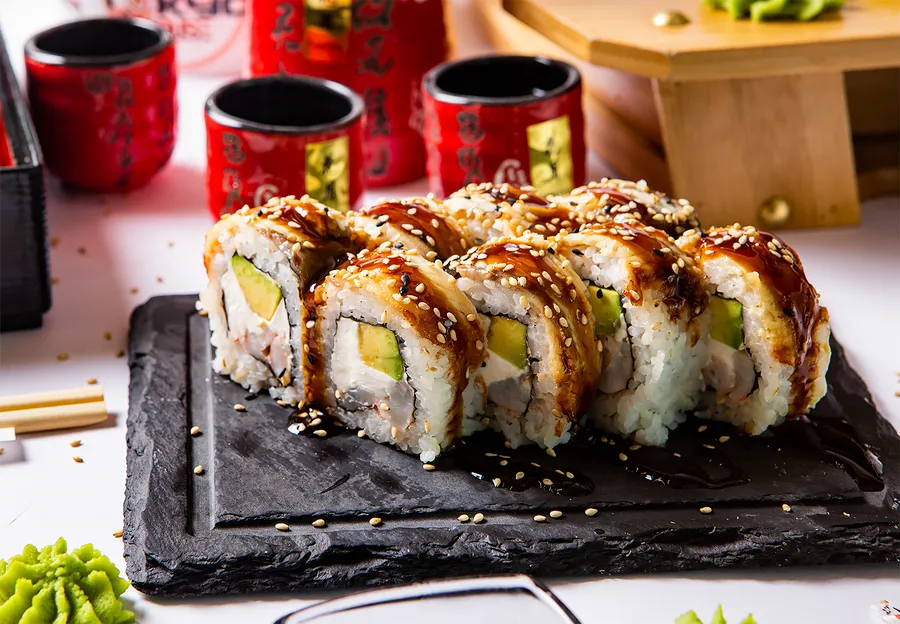 მაგურო სპეციალი (8 ნაჭერი) - ახალი თინუსი, ნაღების ყველი, კიტრი და საფირმო სოუსი