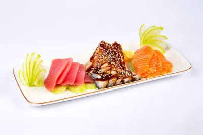 საშიმი სეტი (300 გრ.) - ახალი ორაგულის საშიმი, შებოლილი გველთევზის საშიმი და თინუსის საშიმი - ტოკიო ჰაუსი ბათუმი