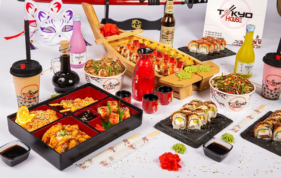 შემწვარი ორაგულის როლი (8 ნაჭერი) - გრილზე დაბრაწული ორაგული, ნაღების ყველი, კიტრი, ცხარე მაიონეზი და ტერიაკის სოუსი