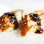 უნაგი ნიგირი (2 ნაჭერი) - შებოლილი გველთევზა, ბრინჯი, ტერიაკის სოუსი და სეზამი