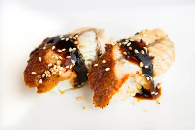 უნაგი ნიგირი (2 ნაჭერი) - შებოლილი გველთევზა, ბრინჯი, ტერიაკის სოუსი და სეზამი