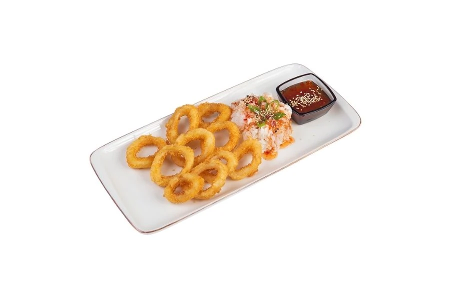 კალმარის რგოლები (Squid Rings) - ხრაშუნა ოქროსფერი კალმარის რგოლები ბრინჯით და სოუსით